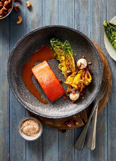 Alaska Wildlachsfilet mit fermentiertem Salatherz-Kimchi und süßer Cashewcreme