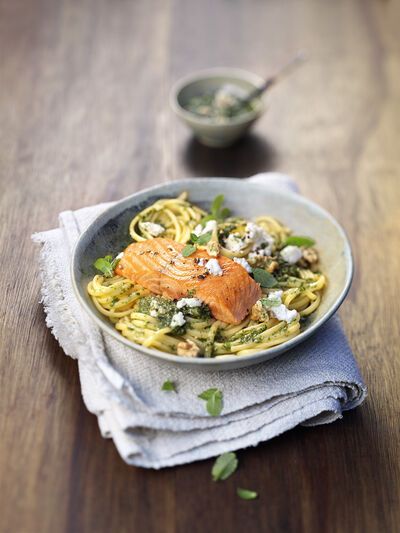Alaska Wildlachsfilet mit Pasta und Minzpesto